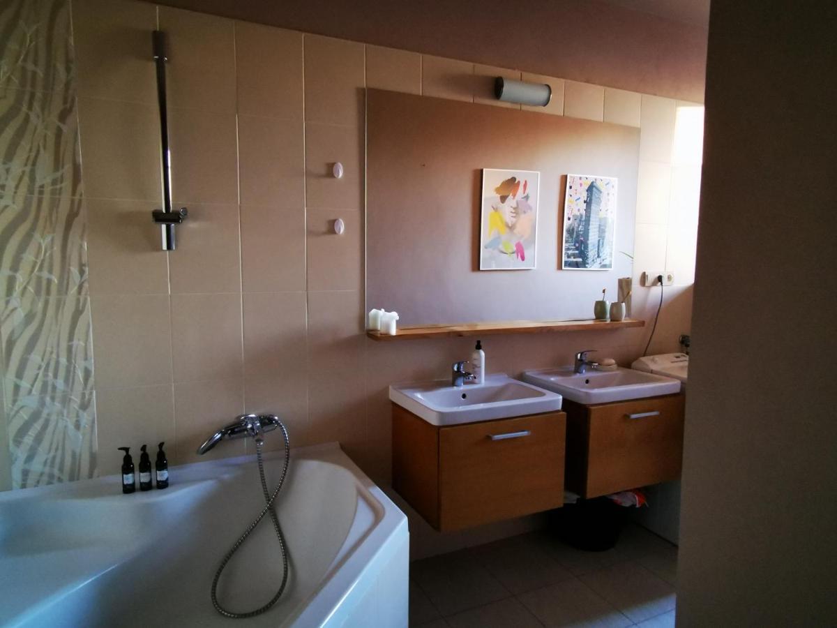 Falcon Apartment Nagyszombat Kültér fotó